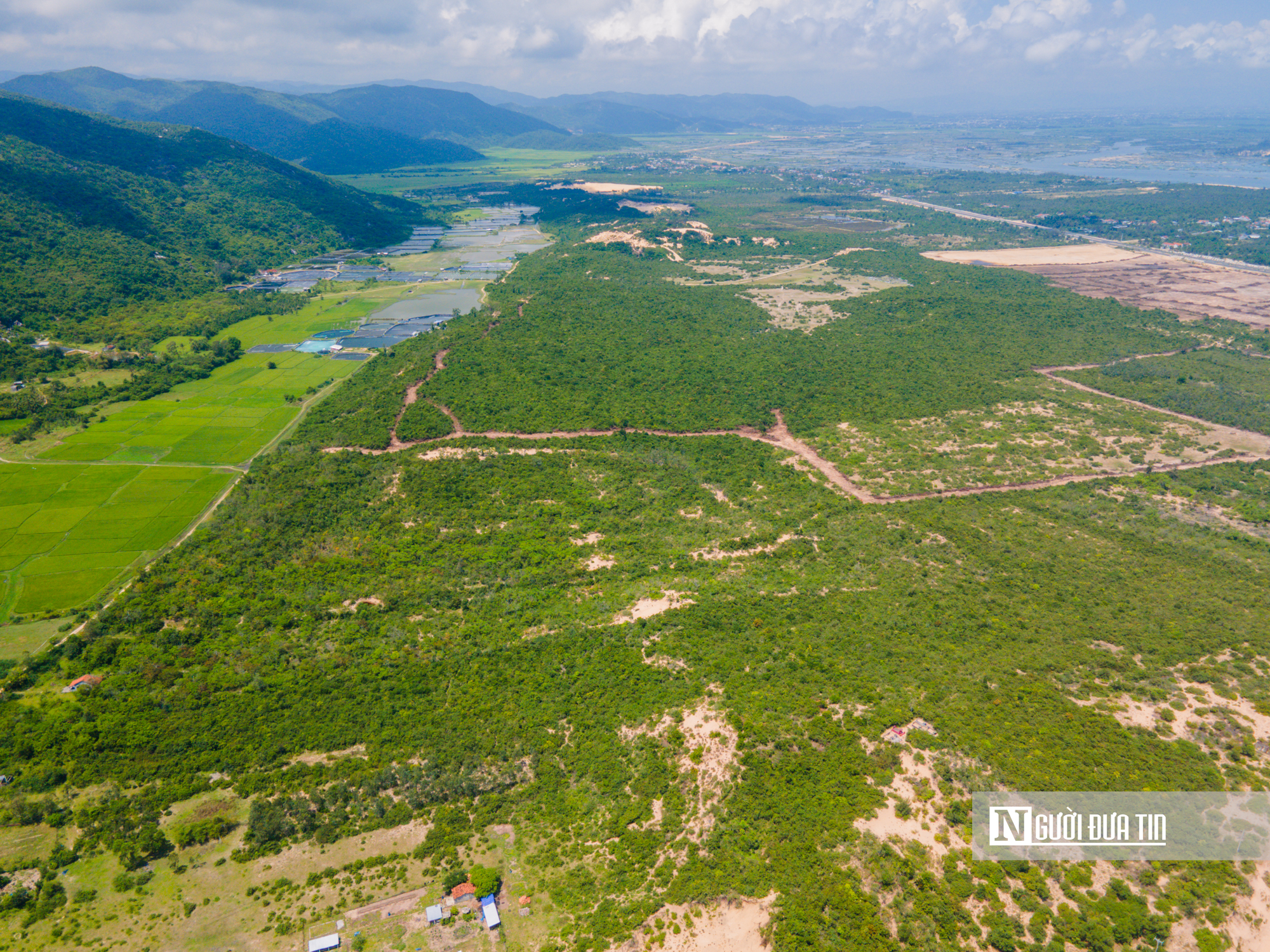 Khu công nghiệp Hòa Tâm - Giai đoạn 1 do Công ty Cổ phần Phát triển hạ tầng Khu công nghiệp Hòa Tâm (thuộc Tập đoàn Hòa Phát) làm chủ đầu tư, diện tích 491 ha, vốn hơn 4.000 tỷ đồng, nhằm phục vụ Khu liên hợp gang thép Hòa Phát công suất 6 triệu tấn/năm.