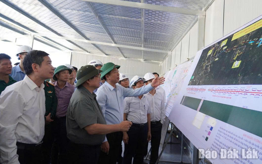 Thủ tướng Chính phủ Phạm Minh Chính kiểm tra tại công trường Dự án thành phần Quy Nhơn - Chí Thạnh.