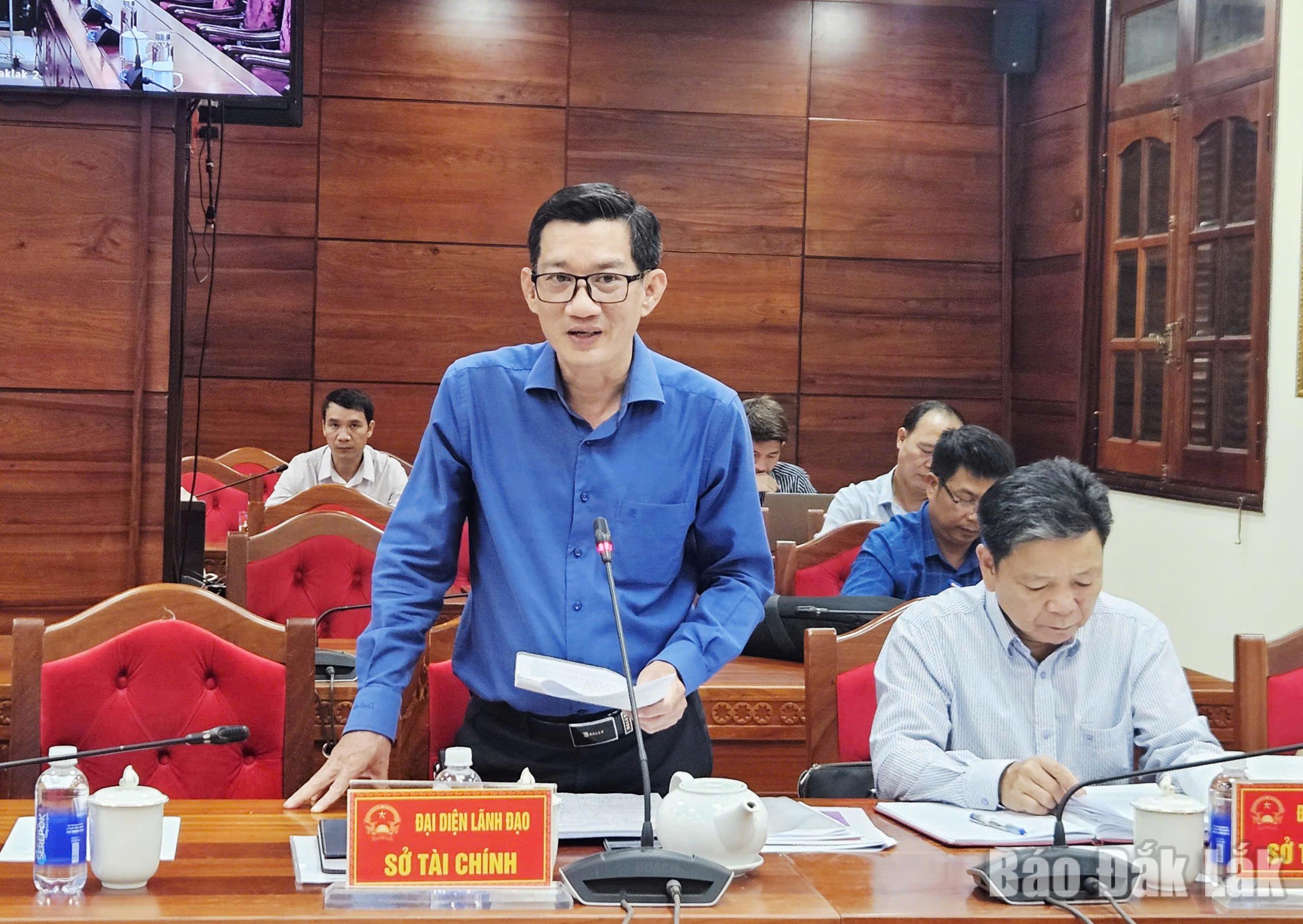 Đại diện lãnh đạo Sở Tài chính báo cáo công tác chuẩn bị tổ chức Hội nghị xúc tiến đầu tư năm 2026, công bố điều chỉnh quy hoạch tỉnh Đắk Lắk thời kỳ 2021 - 2030, tầm nhìn đến năm 2050.