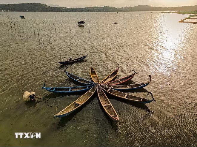 Với vị thế vừa có núi, vừa có sông đầm Ô Loan hiện lên như một bức tranh hữu tình mỗi buổi chiều. (Ảnh: Khánh Hòa/TTXVN)