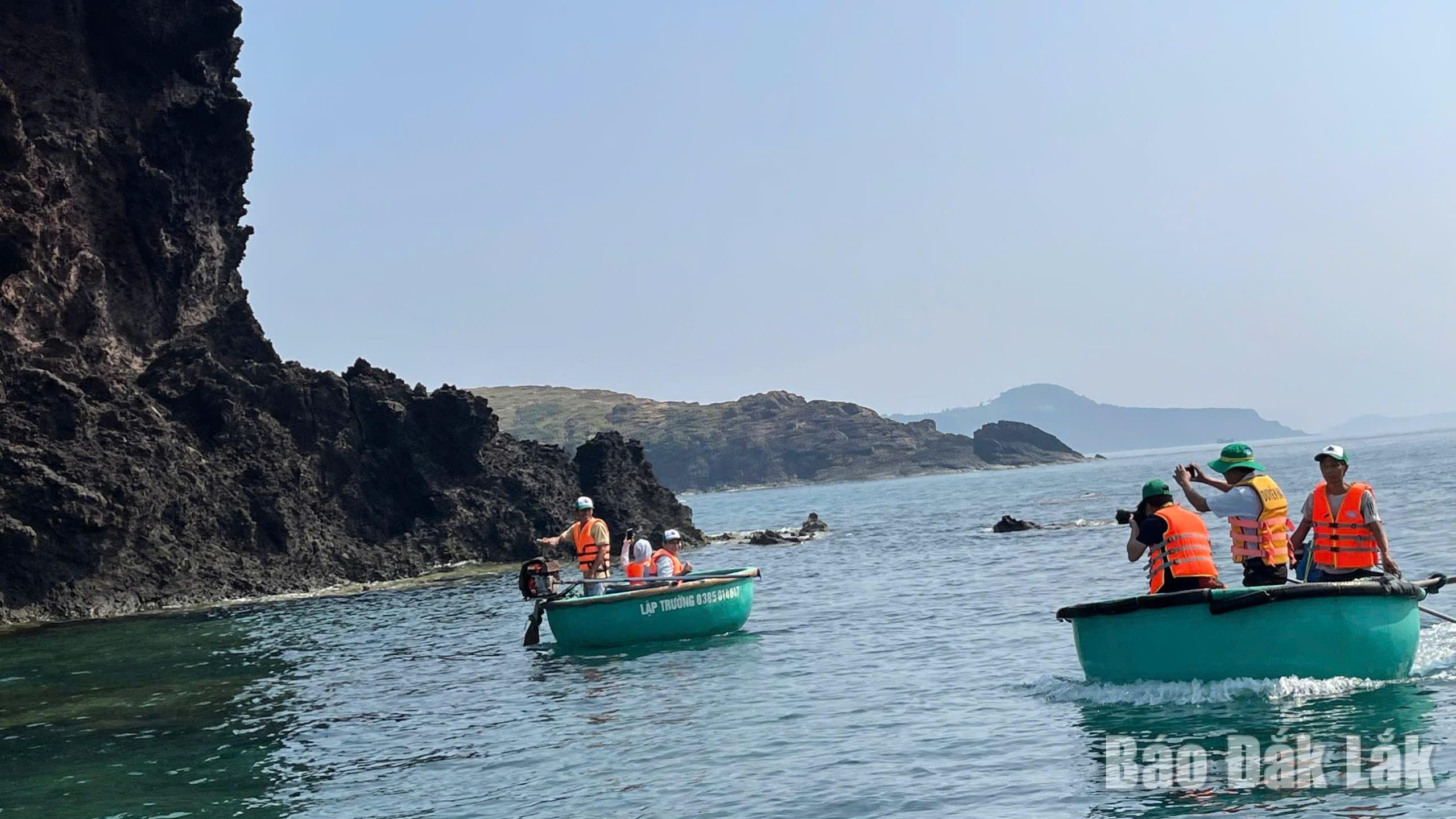 Khách du lịch tham quan Danh thắng cấp quốc gia Hòn Yến bằng thuyền thúng (xã Ô Loan).