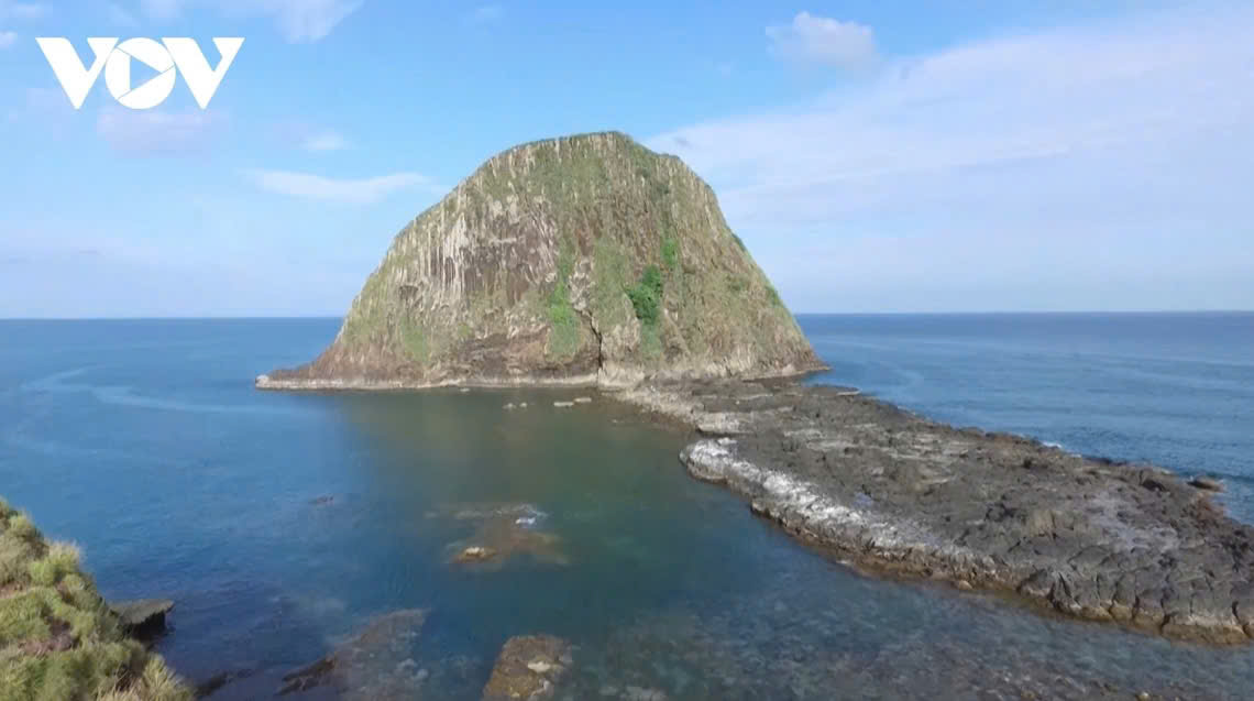 Hòn Yến nhìn từ trên cao khi triều xuống