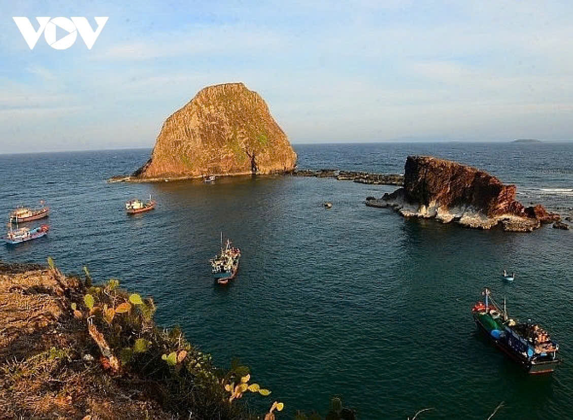 Hòn Yến nhìn từ bờ biển