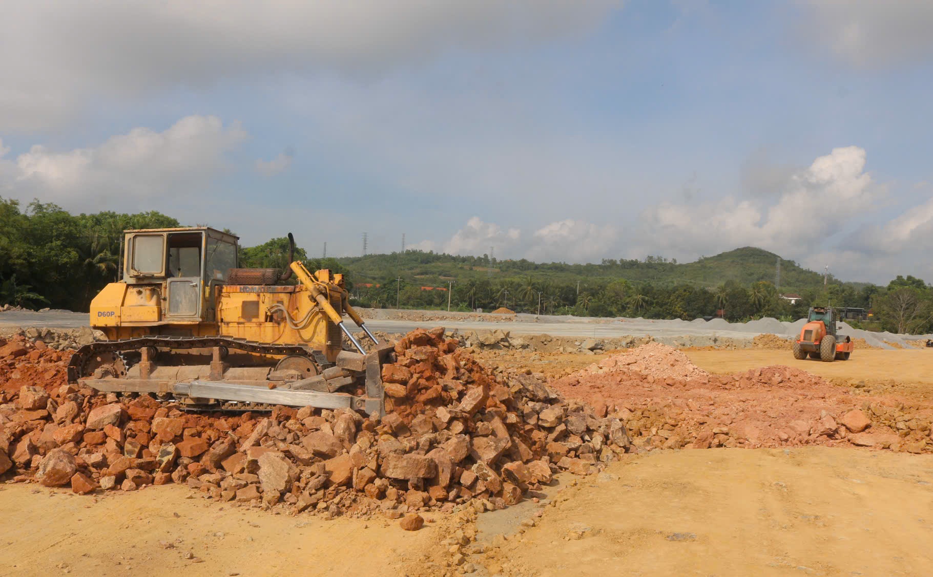 Nhà thầu huy động máy móc, phương tiện đẩy nhanh tiến độ san lấp mặt bằng khu dân cư phía Nam khu du lịch sinh thái Sao Việt, phía Tây Trung tâm An điều dưỡng tàu ngầm.
