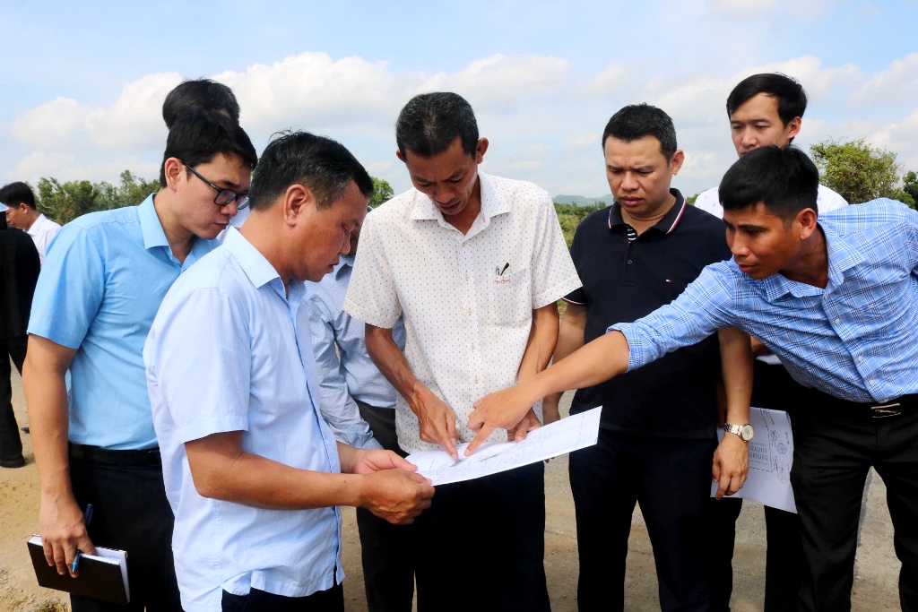 Phó Chủ tịch UBND tỉnh Đào Mỹ nghe các đơn vị trình bày tình hình triển khai khu tái định cư Giai Sơn.
