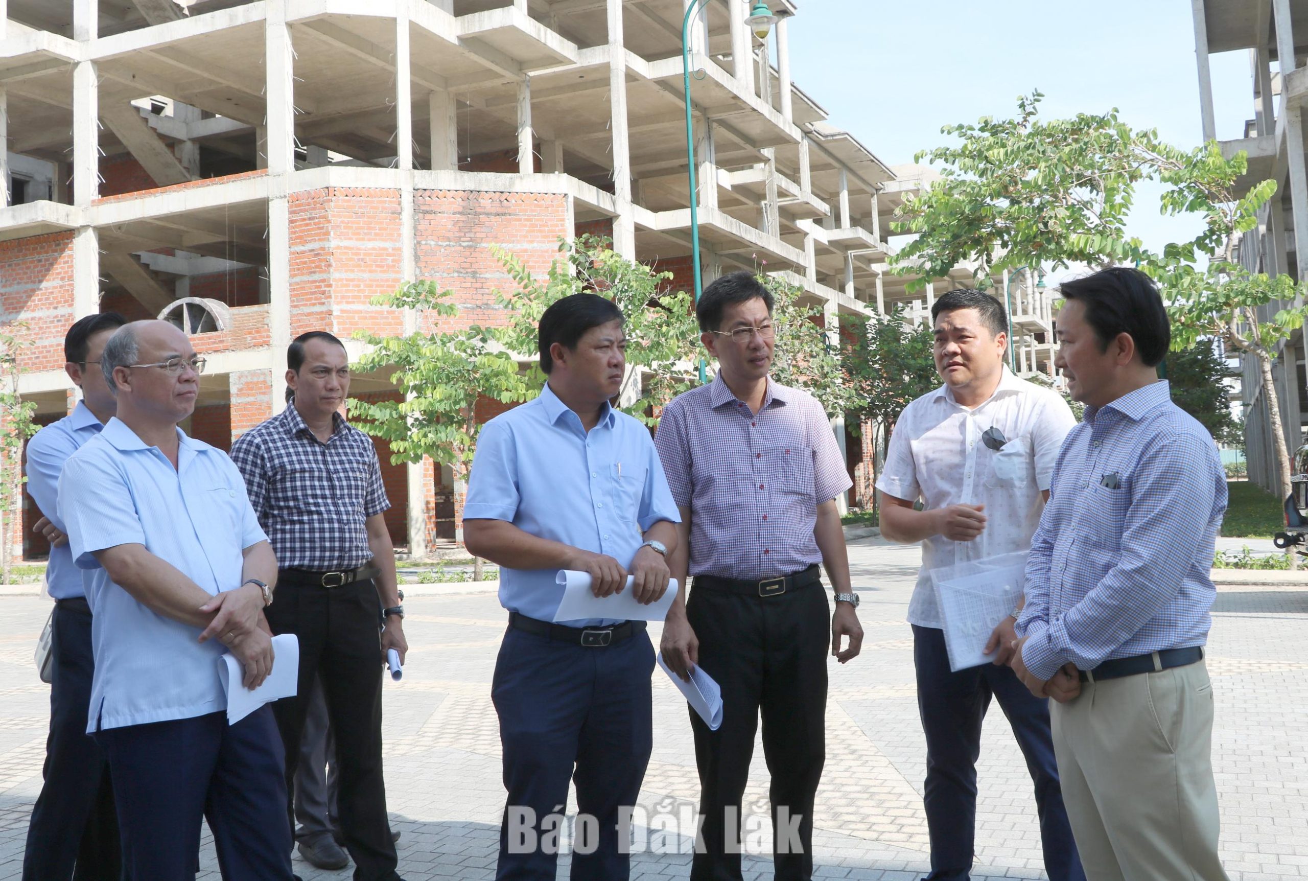 Bí thư Tỉnh ủy cùng đoàn công tác nghe báo cáo tiến độ Bí thư Tỉnh ủy Lương Nguyễn Minh Triết kiểm tra thực địa Dự án thương mại, dịch vụ, du lịch tổng hợp tại lô đất ký hiệu số 3 đường Độc Lập.