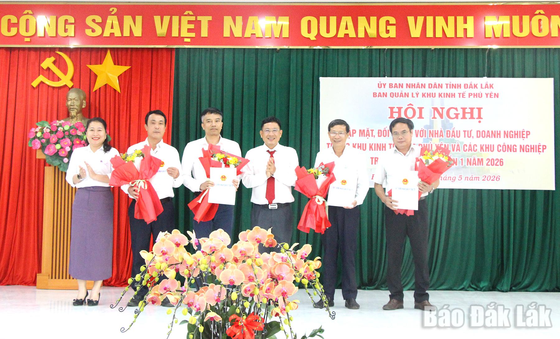 Lãnh đạo Ban Quản lý Khu kinh tế Phú Yên trao các quyết định chấp thuận chủ trương đầu tư, giấy chứng nhận đăng ký đầu tư cho các nhà đầu tư .