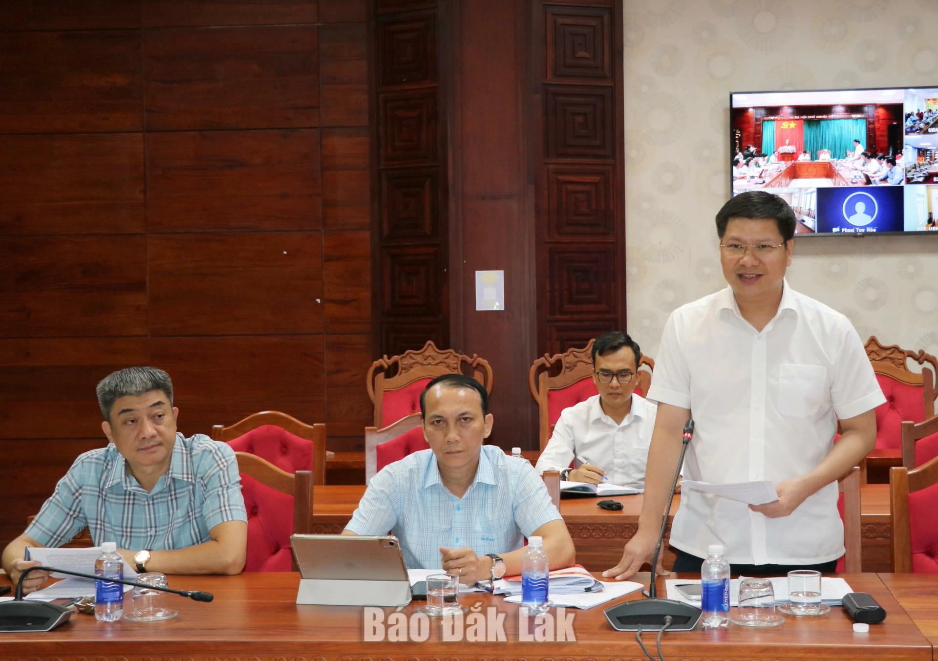 Giám đốc Sở Xây dựng Cao Đình Huy báo cáo về tình hình thực hiện Dự án đường sắt tốc độ cao trên trục Bắc – Nam đoạn qua địa bàn tỉnh Đắk Lắk.