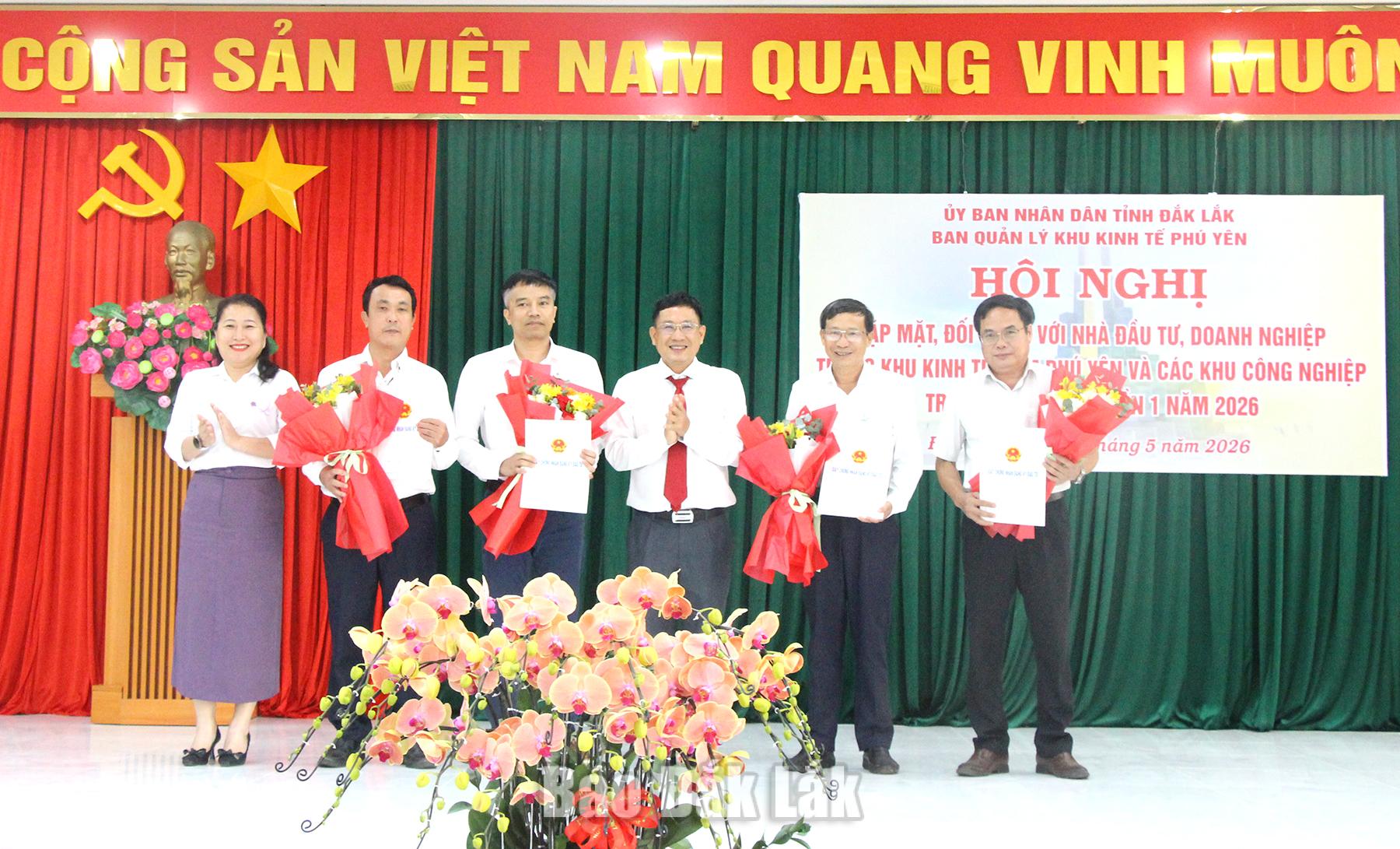 Lãnh đạo Ban Quản lý Khu kinh tế Phú Yên trao quyết định chấp thuận chủ trương đầu tư, giấy chứng nhận đăng ký đầu tư cho các doanh nghiệp, nhà đầu t